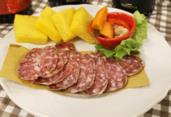 Salame Mantovano servito con Polenta Brustolita