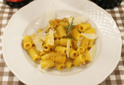 Maccheroncini al Torchio alla Gonzaga (Zucca e Salamella Mantovana)