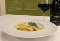 Tortelli Mantovani (con Ripieno di Zucca) serviti con Burro, Salvia e Grana Padano DOP