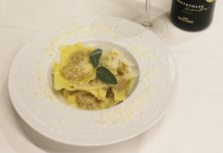 Tortelli Mantovani (con Ripieno di Zucca) serviti con Burro, Salvia e Grana Padano DOP