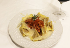 Tortelli Mantovani (con Ripieno di Zucca) serviti con Ragù di Salamella