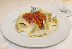 Tortelli Mantovani (con Ripieno di Zucca) serviti con Ragù di Salamella