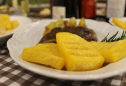 Stracotto di Manzo stufato al Merlot e servito con Polenta