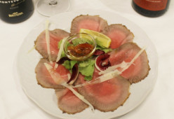Roast-beef alle Erbette servito con Insalatina, Pomodorini Confit e Scaglie di Grana Padano
