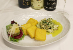 Luccio del Garda in Salsa Verde servito con Polenta Brustolita