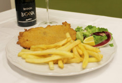 Cotoletta alla Milanese servita con Patate Fritte