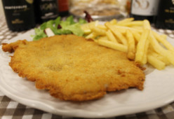 Cotoletta alla Milanese servita con Patate Fritte