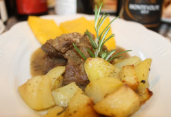 Guancialino di Maiale cotta al forno servita con il suo sughetto e Polenta