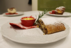 Strudel di mele con salsa alla vaniglia