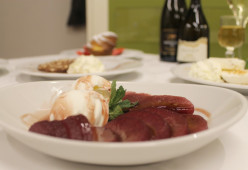 Pere Mantovane sciroppate con salsa al Lambrusco e gelato cremoso